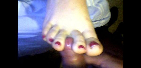  lechita en los lindos pies de mi mujer
